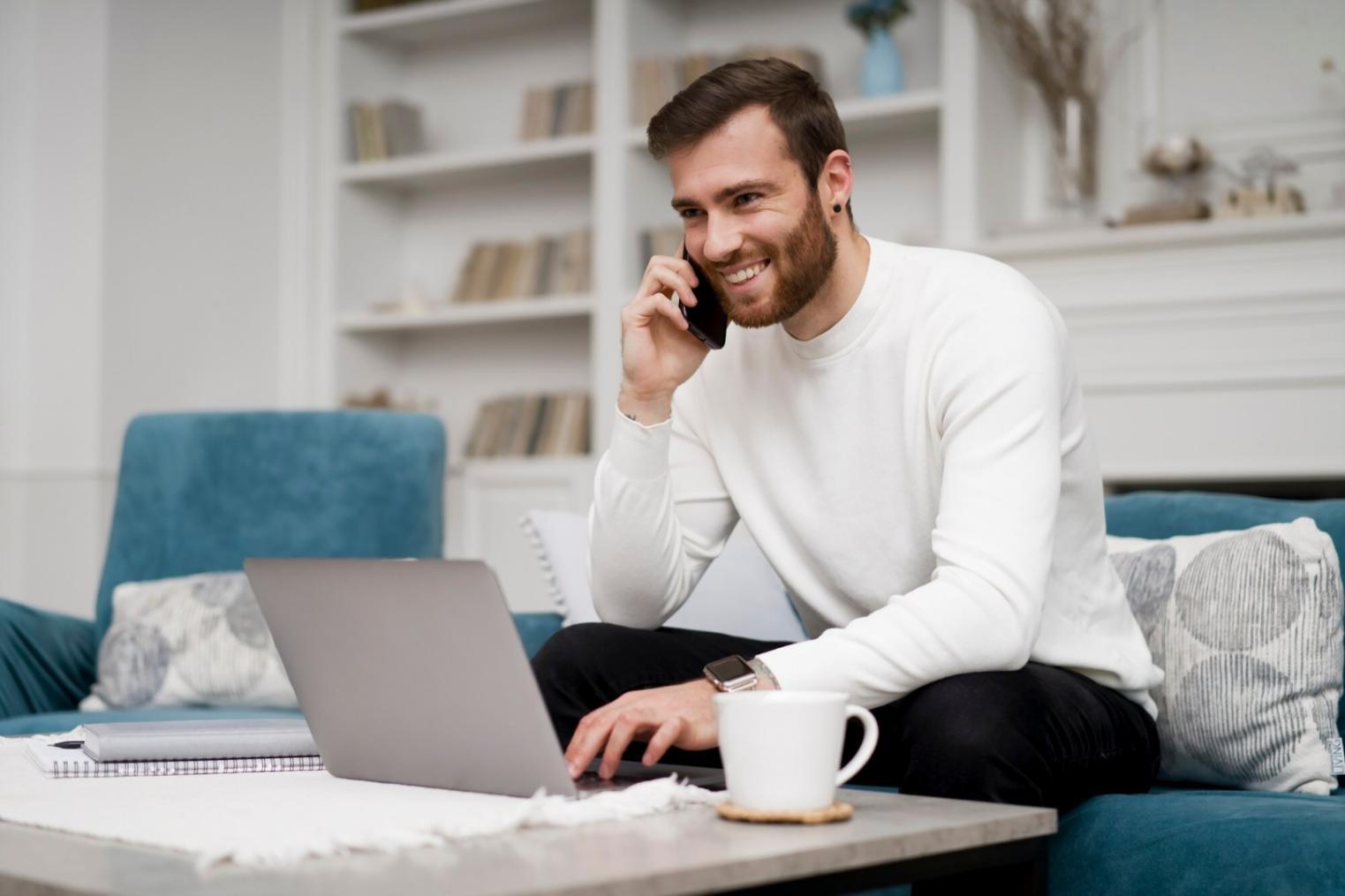 Analista financiero trabajando con modelos de valoración